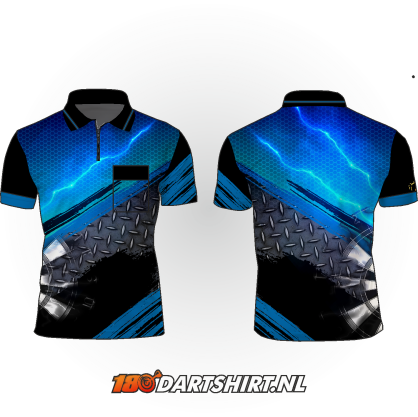 Blauwe sportieve polo met abstracte ontwerpen en een zakje op de voorkant.