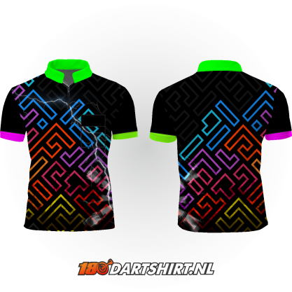 Sportieve polo met een kleurrijk, geometrisch patroon en contrasterende mouwen.