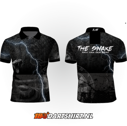 Zwart polo met bliksemschichten en de tekst "THE SNAKE" op de rug.
